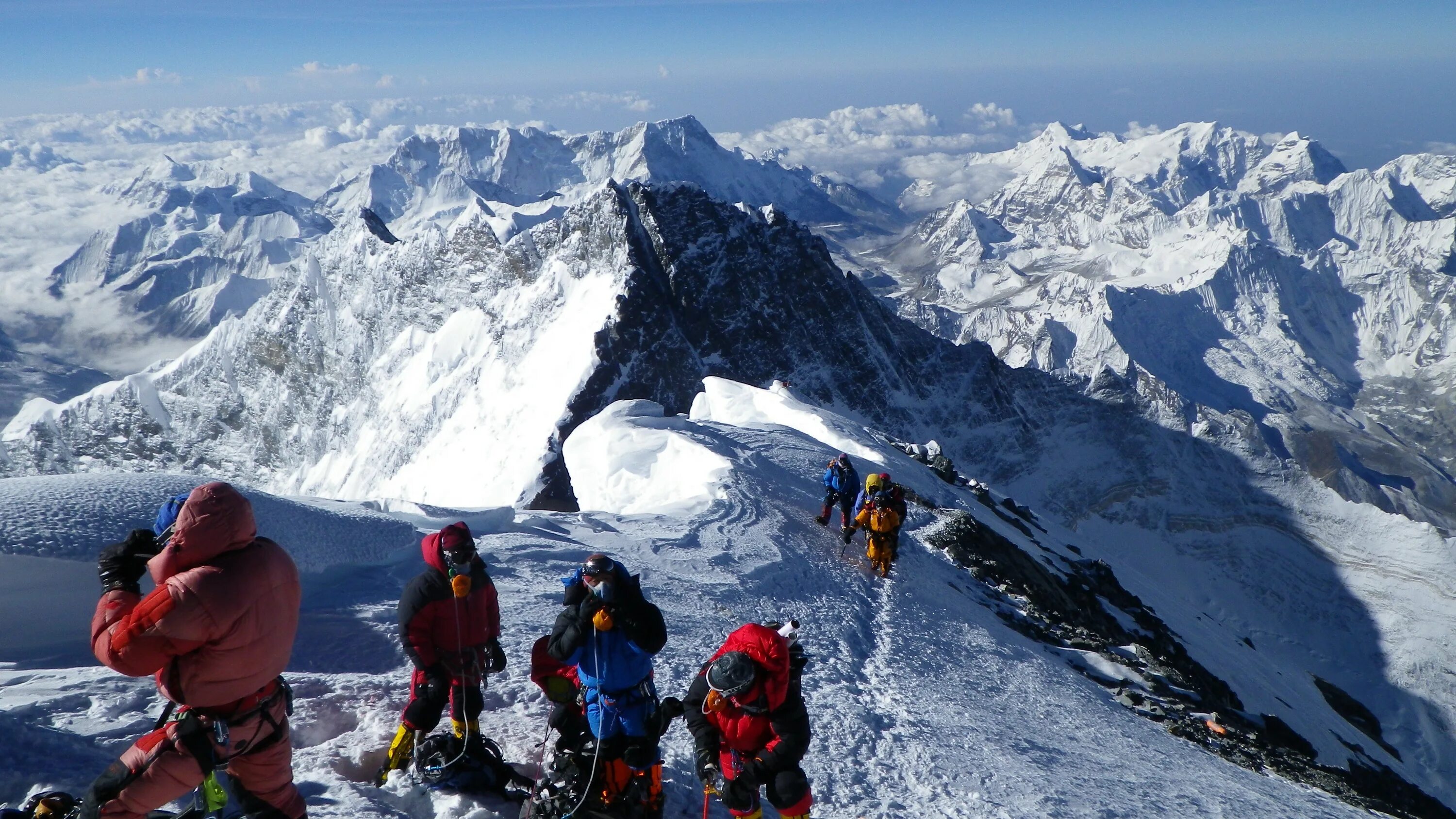 Самая высокая горная страна. Гималаи Эверест восхождение. Горы скалы Гималаи Эверест альпинисты. Вид с Джомолунгма Эверест. Вершина Эвереста высота.
