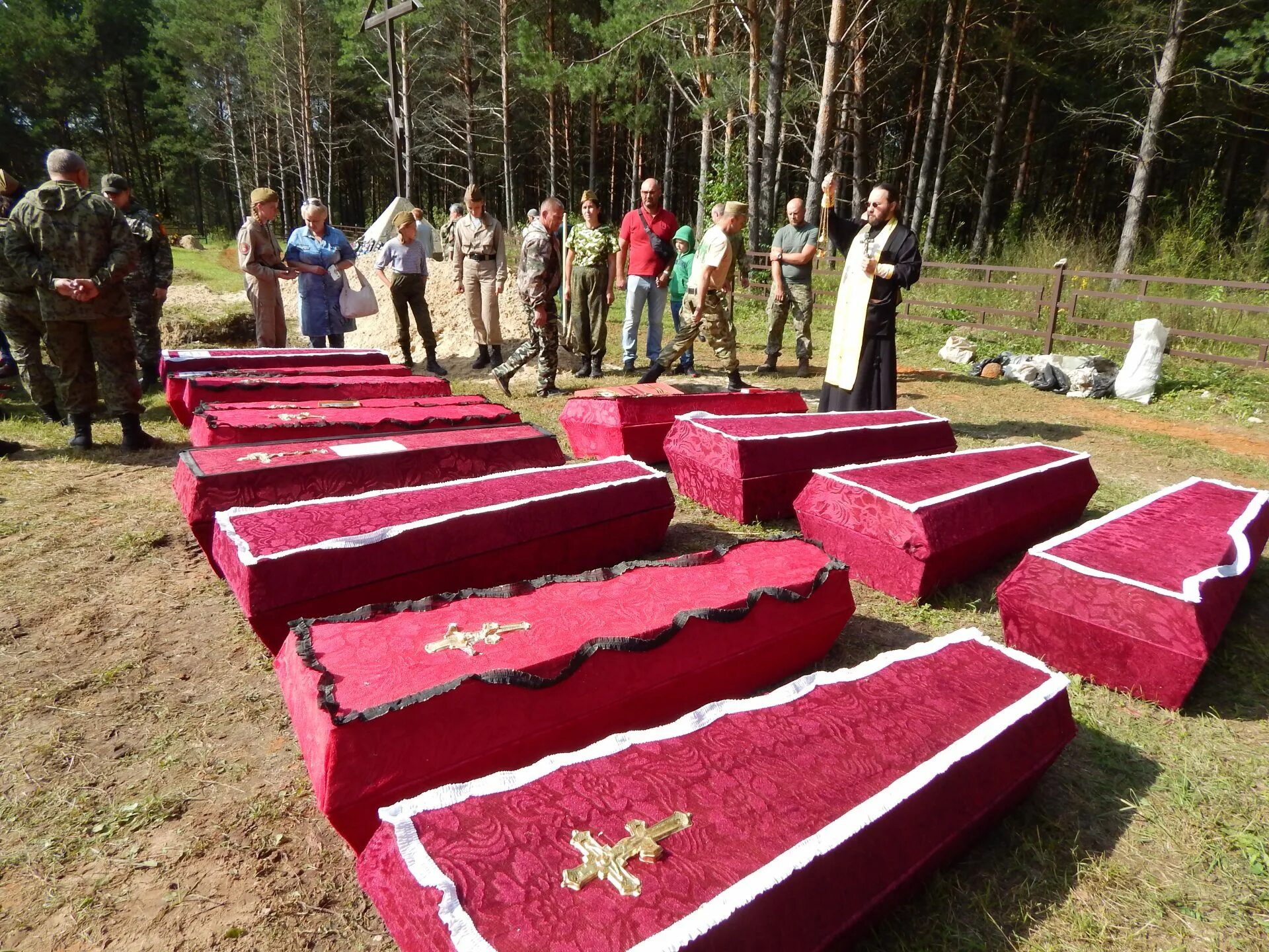 Похороненных б. Захоронение останков воинов Великой Отечественной войны. Новосходненское кладбище военные захоронения. Кладбища России воинские захоронения 2022 года. Мемориальное кладбище Калуга.