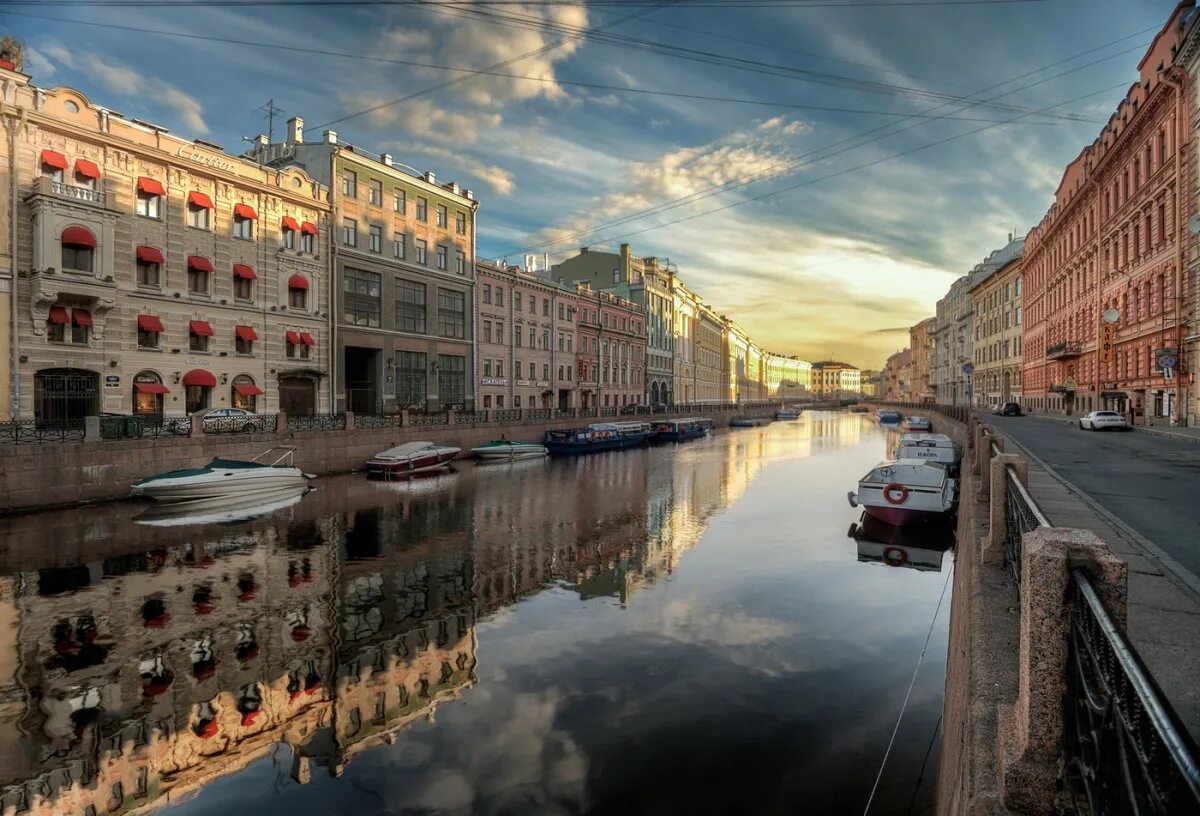 Утренний санкт петербург. Набережная реки мойки 64 Санкт-Петербург. Утро в Питере. Раннее утро в Петербурге. Летнее утро в Петербурге.