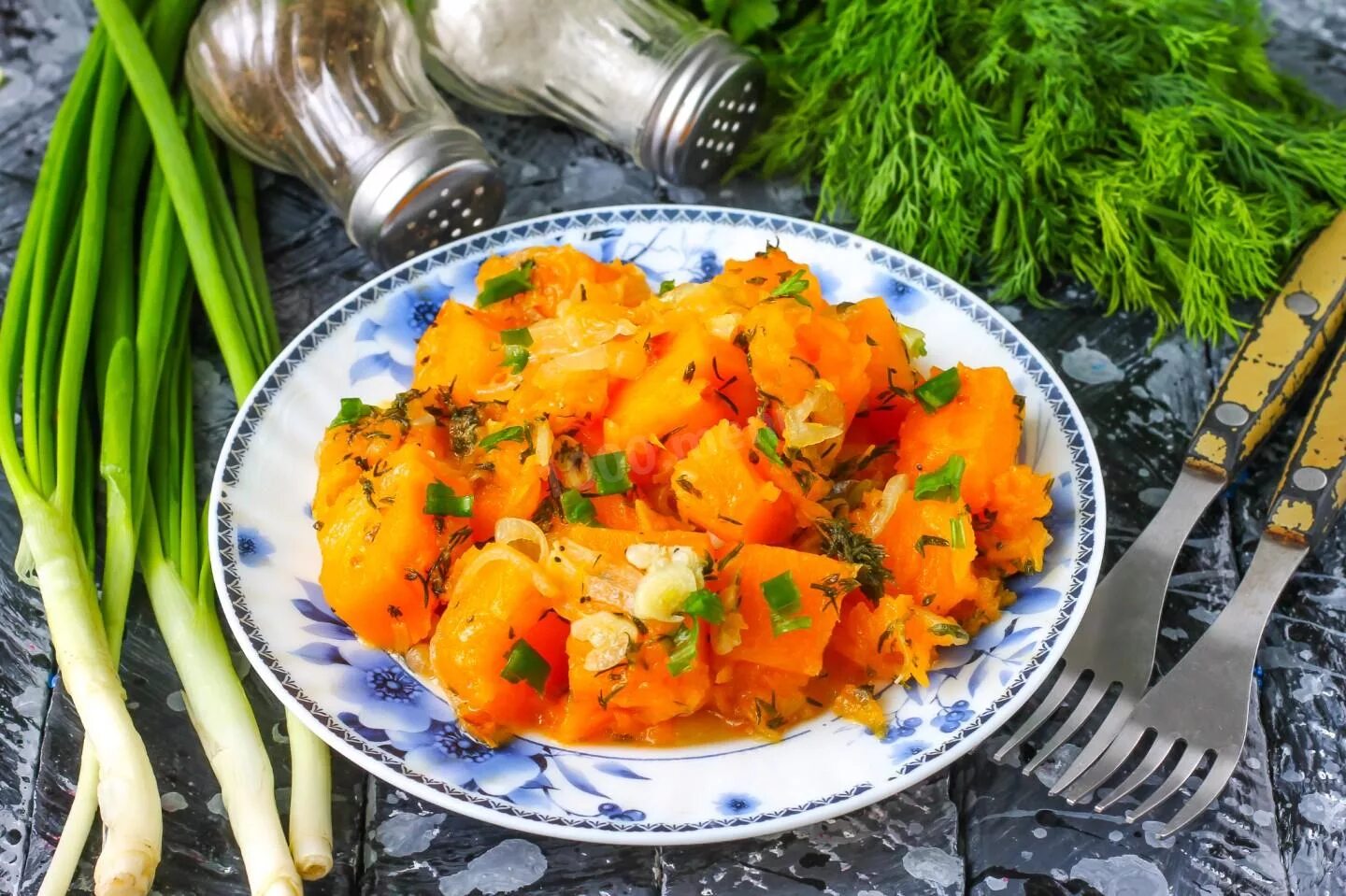 Овощное рагу с тыквой. Тыква с луком на сковороде. Тыква с луком на сковороде. Тыква жареная с луком. Тыква жареная с луком.