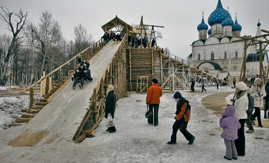 Горка в суздале. Горки в суздале. Суздаль зимой горки. Горка в суздале. Горка в суздале.