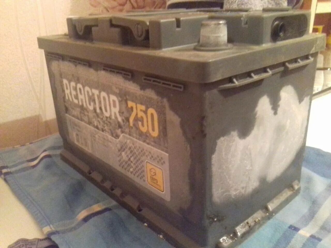 Зарядка для аккумулятора авто. Как разморозить аккумулятор автомобиля. Восстановление аккумулятора автомобиля. Акб с поврежденным корпусом. Лёд в аккумуляторе автомобиля.