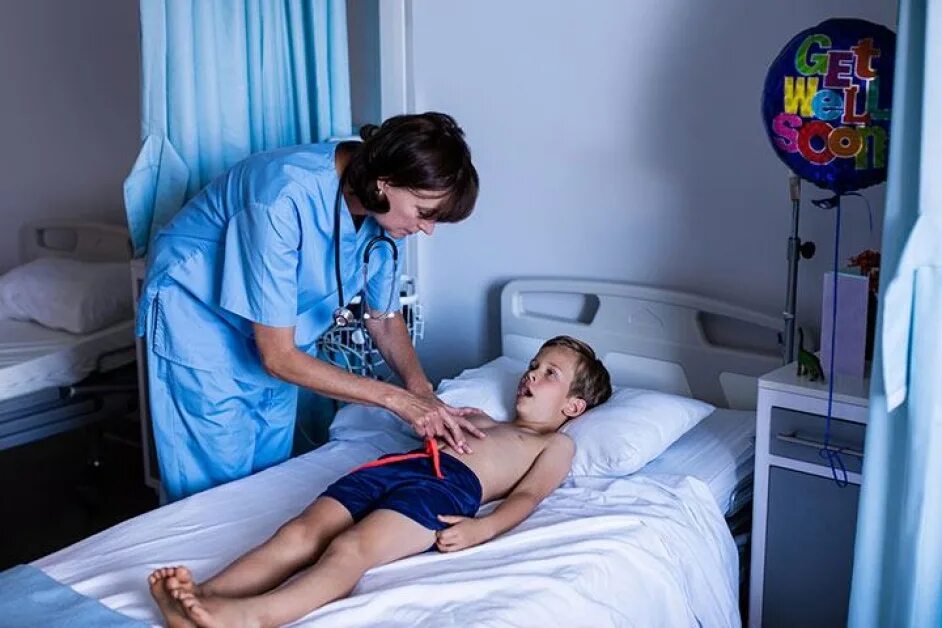 Аппендицит сколько в больнице после операции. Врач осматривает живот ребенка.