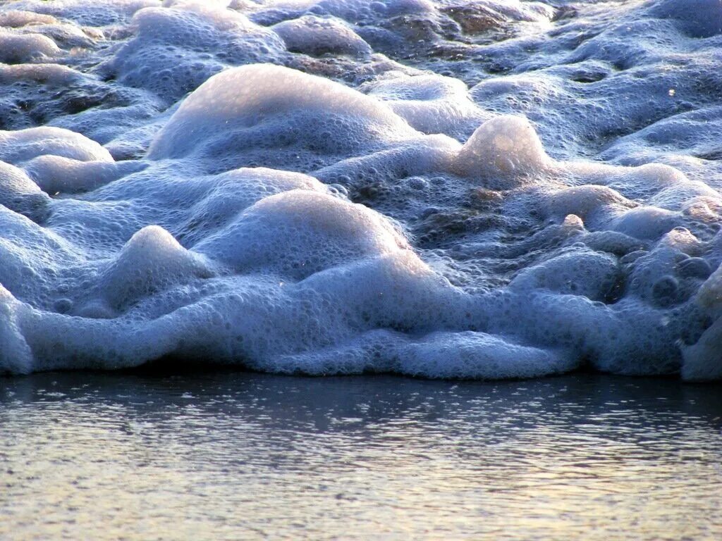 Пенен это. Мыльная пена на острове Кимолос. Gена. Пена на воде. Морская пена.