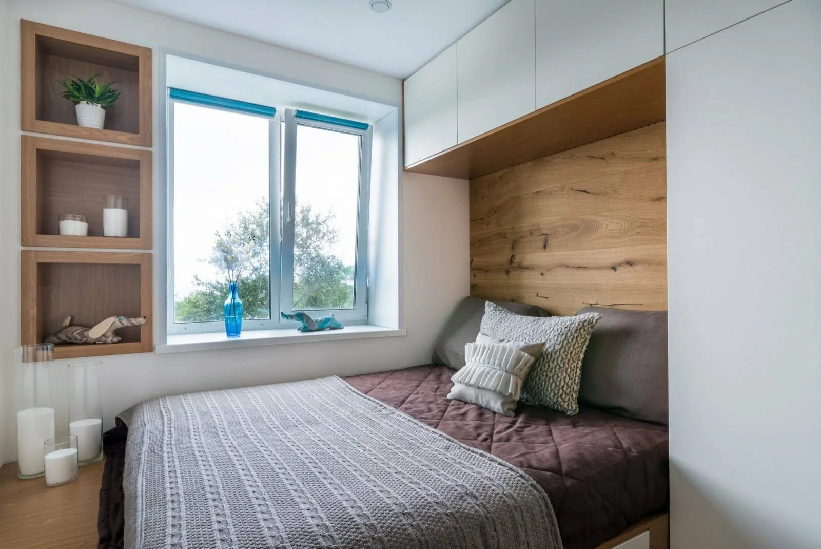 Найдите ширину одного окна в спальне. Спальня 6 кв.м. Маленькие спальни. Небольшая спальня. Дизайн маленькой спальни.