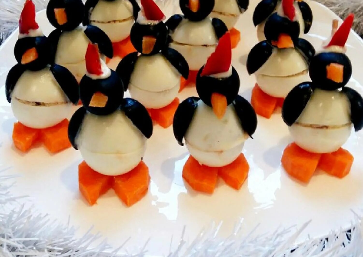 пингвины из маслин украшение. пингвины из маслин украшение блюда пошагово с фото. пингвины из маслин. закуска пингвинчики. канапе пингвины.