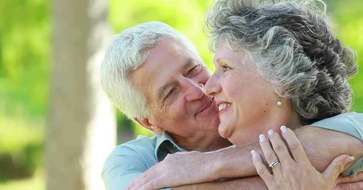 взрослая пара влюбленных. взрослая пара влюбленных. взрослая пара влюбленных. мужчина в возрасте. пожилые мужчина и женщина.