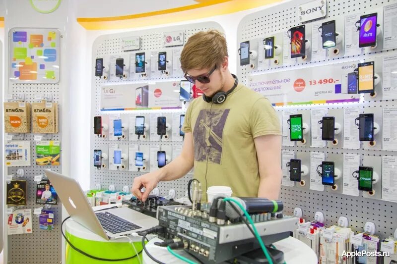 Продавец электроники. Работники магазинов бытовой техники. Продавец бытовой техники. Продавец электроника. Продавец электроника.