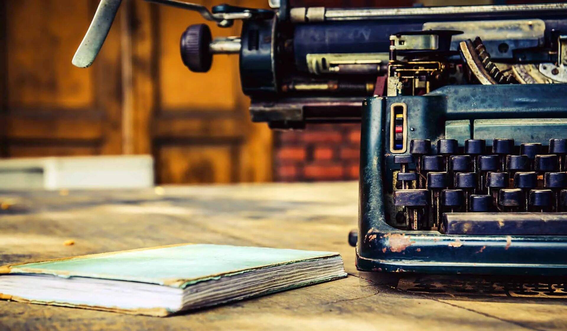 Писательство история. Печатная машинка на столе. Печатная машинка писатель. Писатели и машинки. Фотосессия с печатной машинкой.