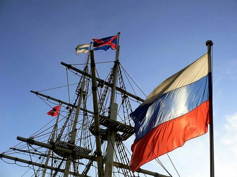 Флаг судов рф. Флаг на корабле. Флагшток на корабле. Флаги на парусных кораблях. Флаг России на корабле.