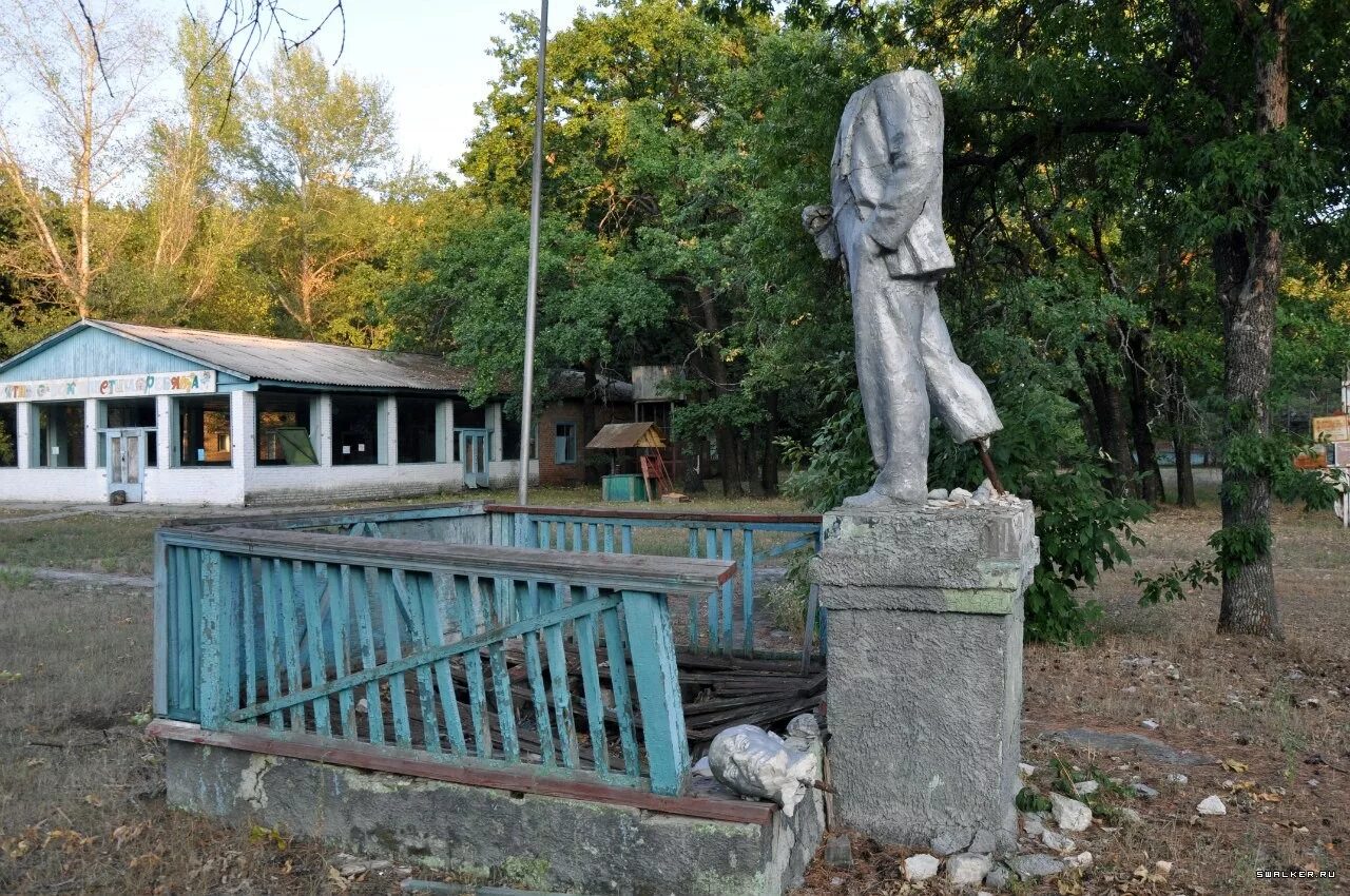 Березка ленина. Заброшенный пионерлагерь Березка. Заброшенные пионерские лагеря Ростовская область. Пионерский лагерь Березка Орехово-Зуево. Пионерлагерь Березка Ленинградская область.