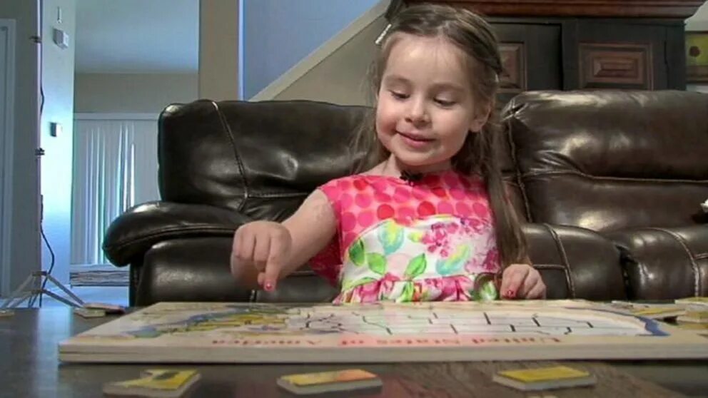 Фильм про самую умную девочку. Дети держат книжку инструкцию. Умная девочка в мире. Анастасия павловна князева. Виктория кауи.