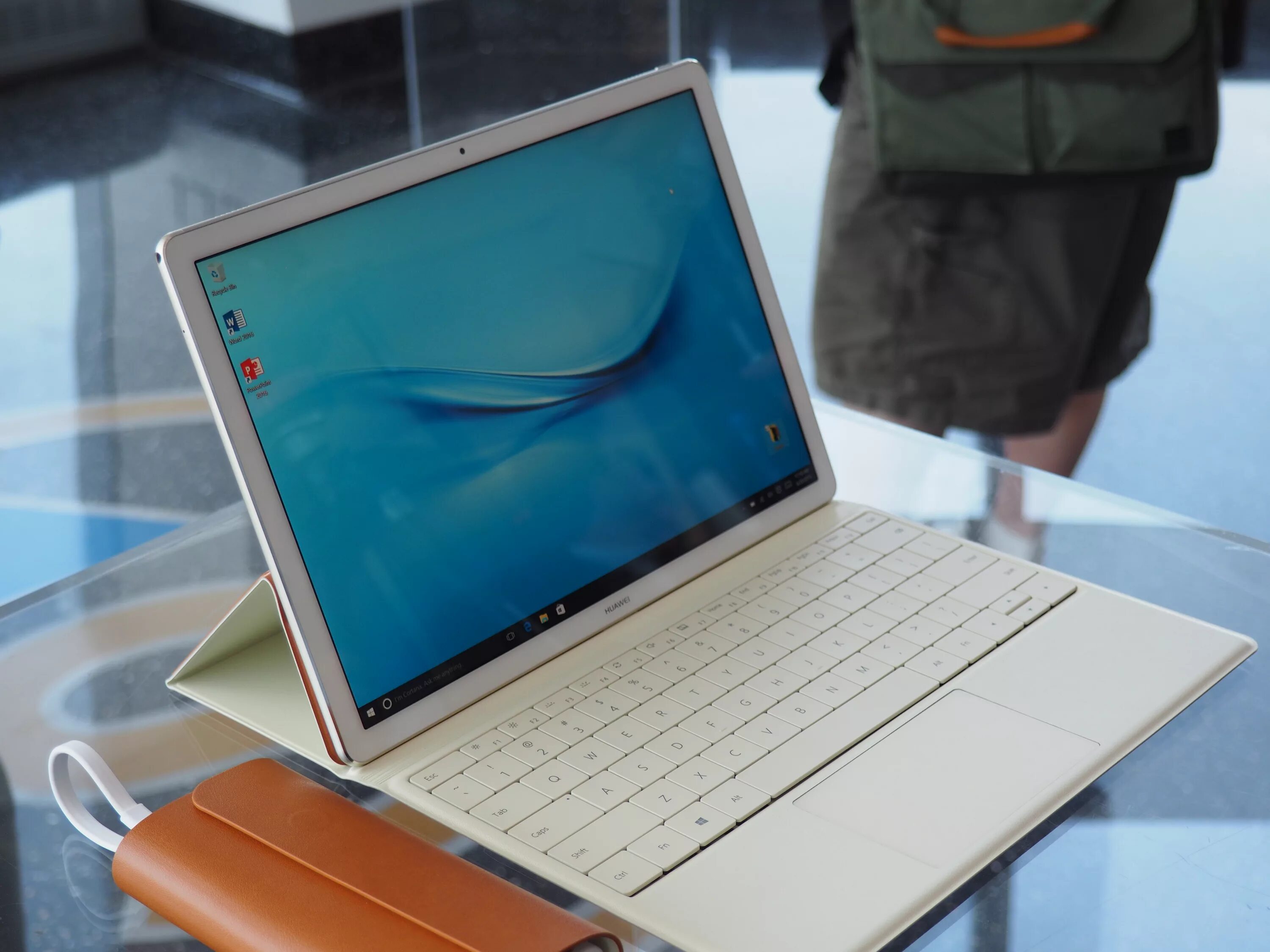 Huawei matebook модели. Huawei MATEBOOK Signature Edition. Huawei MATEBOOK 2016. Huawei MATEBOOK 16 2024 Sticker. Рабочий стол MATEBOOK.