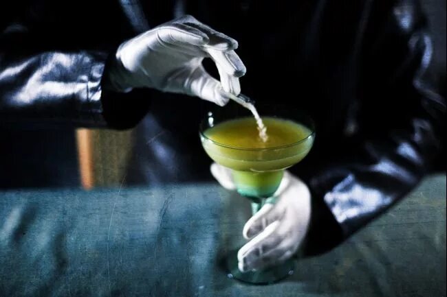 яд картинка. видимо яд. подсыпание яда в бокал. видимо яд. яд в стакане.