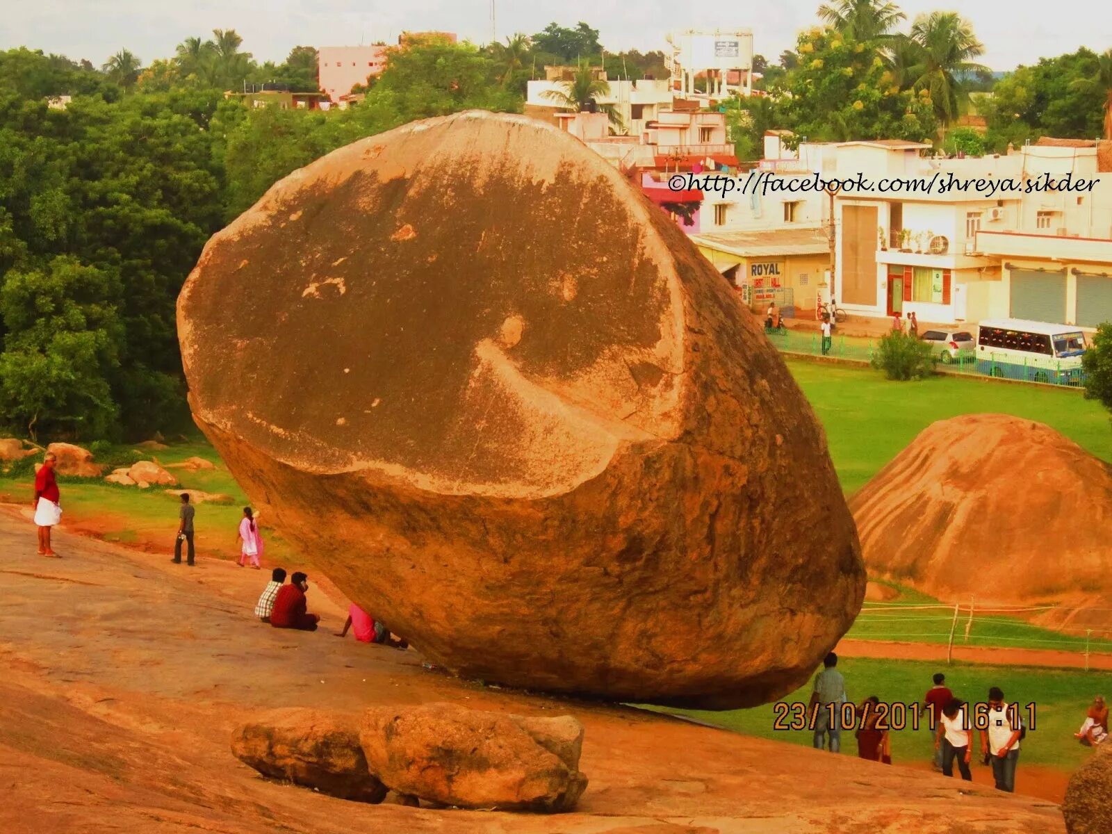 Камень Кришны в Махабалипурам. Индийский балансирующий камень (Махабалипурам). Огромный камень. Гигантский валун. В виде громадного