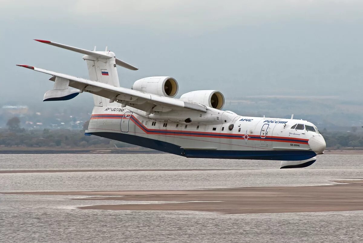 Самолеты новые вода. Бе-200 гидросамолёт. Амфибия бе 200. Самолет амфибия бе 200 МЧС Россия. Б-200 самолет амфибия.