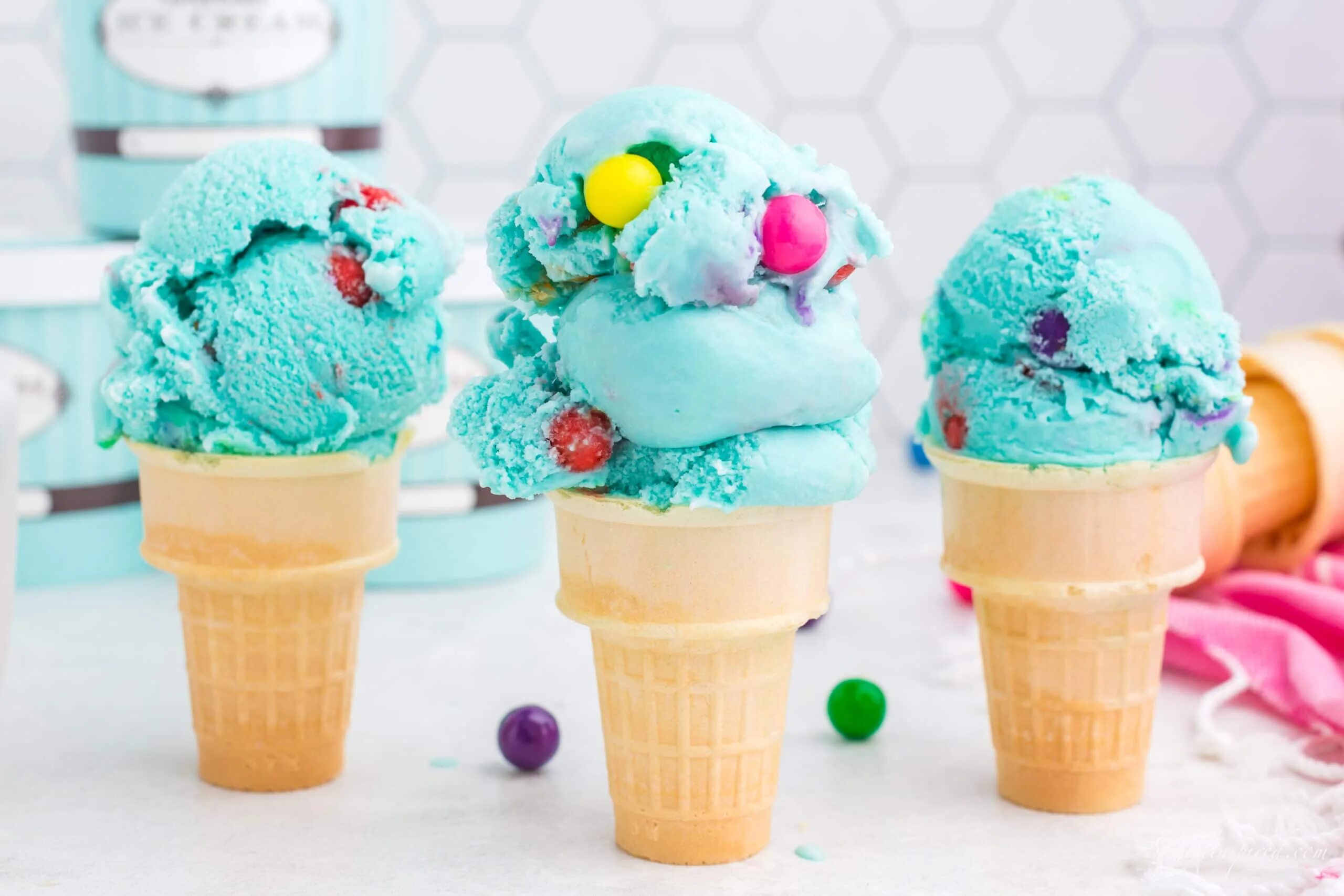 Мороженое с жвачкой. Бабблгам мороженое. Мороженое Бубль ГУМ голубое. Айс Крим мороженщик. Бабл ГУМ мороженое.