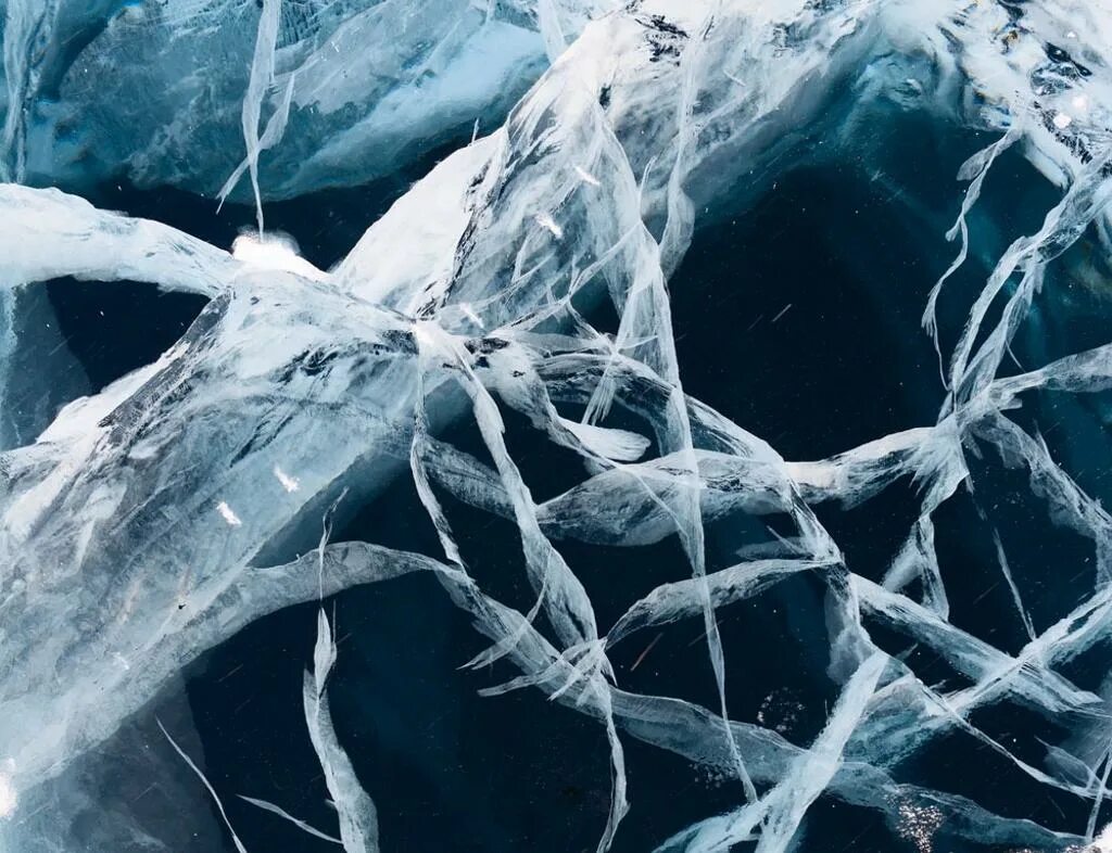 Звук заморозки. Треск льда. Треснувший лед. Лед трескается. Трещины на льду.