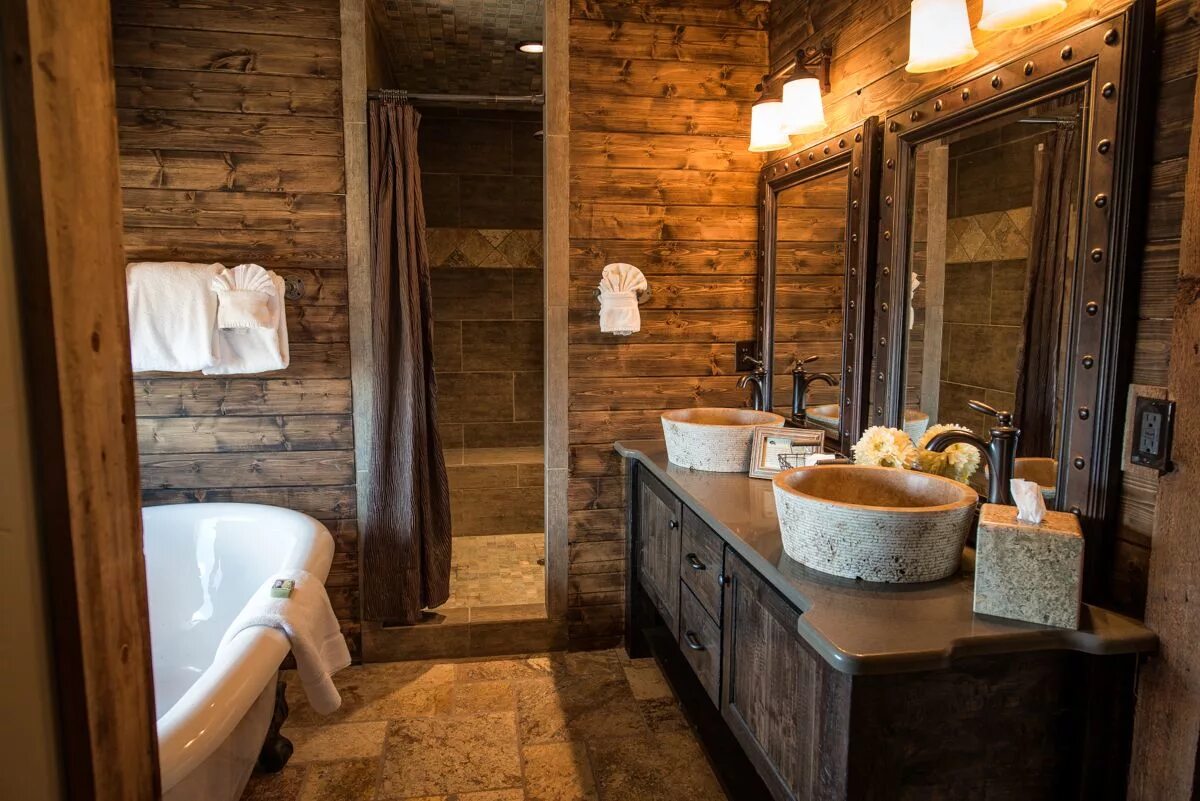 Отделка деревянной комнаты. Отделка ванной деревом. Деревянная ванная комната. Санузел в деревенском стиле. Ванная в деревянном стиле.