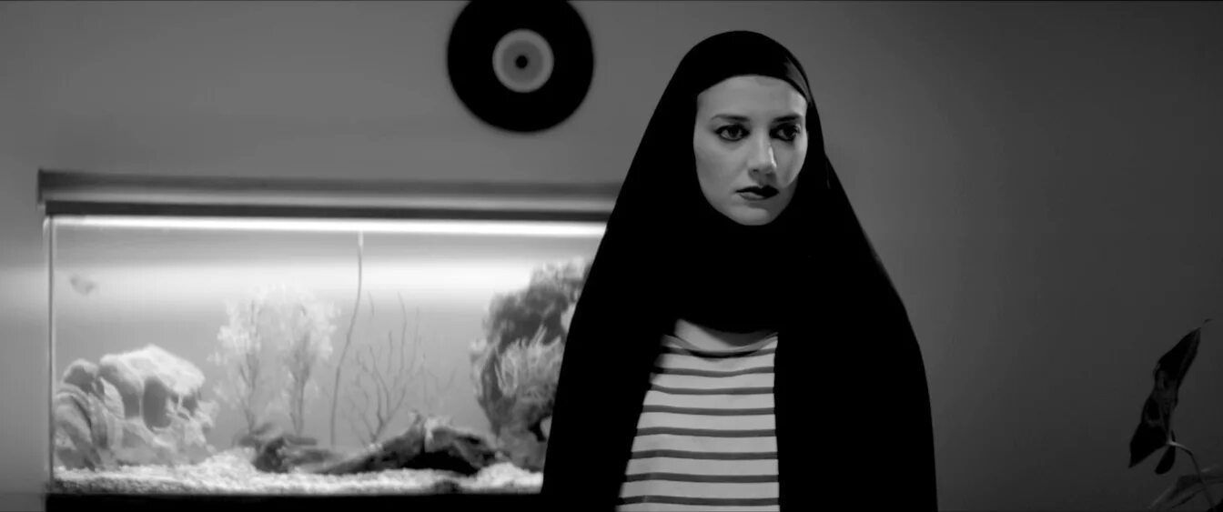 Девушка возвращается одна ночью домой (2014). A girl walks Home Alone at Night, 2014. Девушка возвращается ночью домой. Приходит одна девушка домой