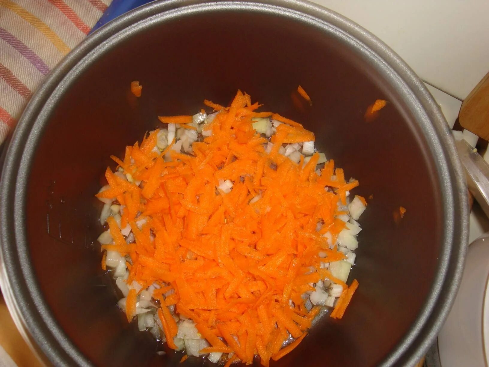 Рис с морковью в мультиварке. Морковь в мультиварке. Пассированные лук и морковь. Лук и морковь в мультиварке. Тушёная капуста с морковью и луком.