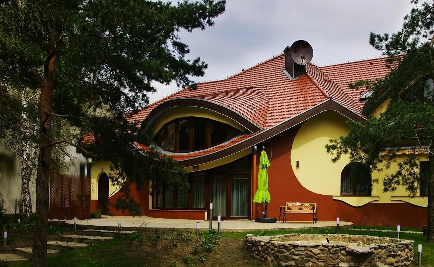 Funky house обложка. Линди хоп танцовщица. Свинг хаус. Swing house. Свинг хаус.