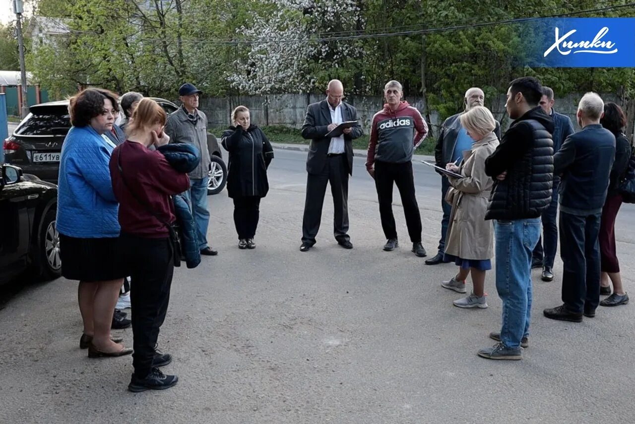 Компания во дворе. Новости пожар химки. 9 мая. Химки мероприятия 9 мая. Химки новости.