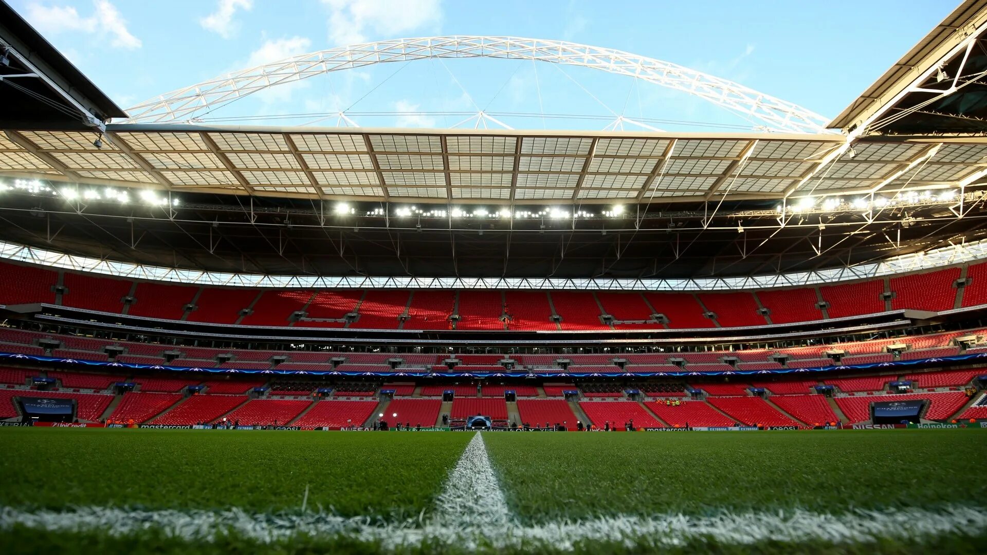 Стадион уэмбли в лондоне вместимость. Фостер стадион уэмбли. Вместимость уэмбли в лондоне. Вместимость уэмбли в лондоне. Уэмбли стадион старый.