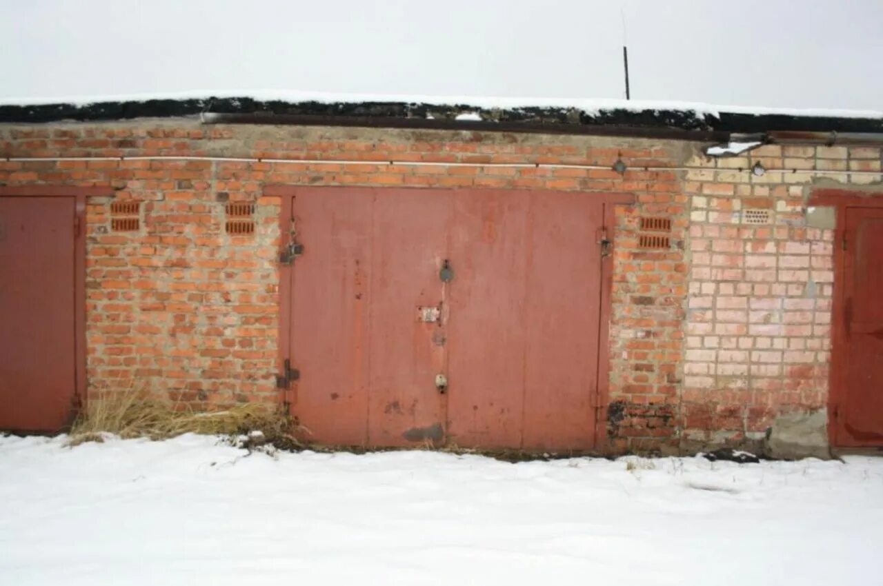 Гараж старый. Обустройство металлического гаража. Гараж заплатить. Гаражный кооператив собственность. Гараж гск.