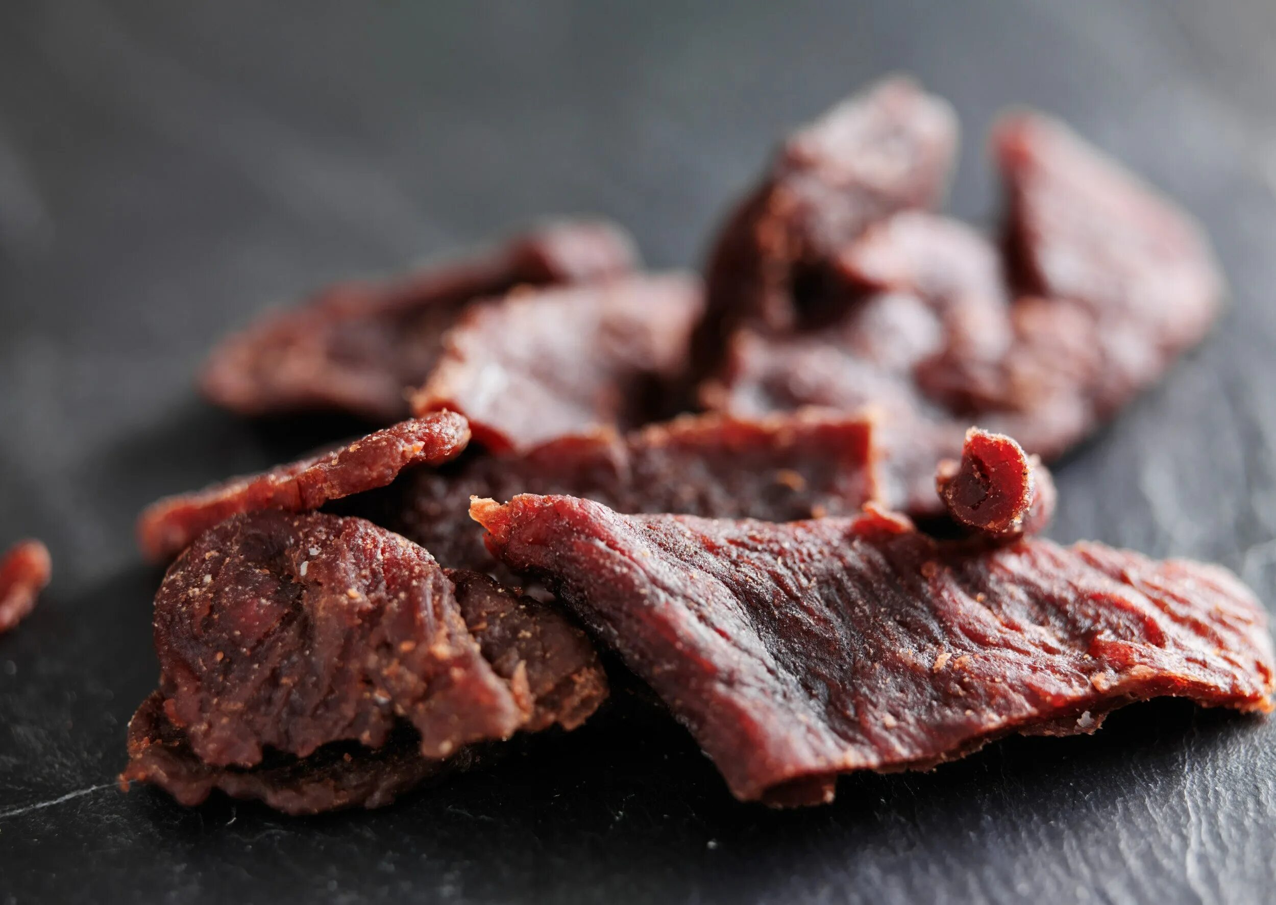 Почему мясо сухое. Beef Jerky вяленое мясо. Биф джерки. Мясные чипсы джерки. Джерки говядина сыровяленая.