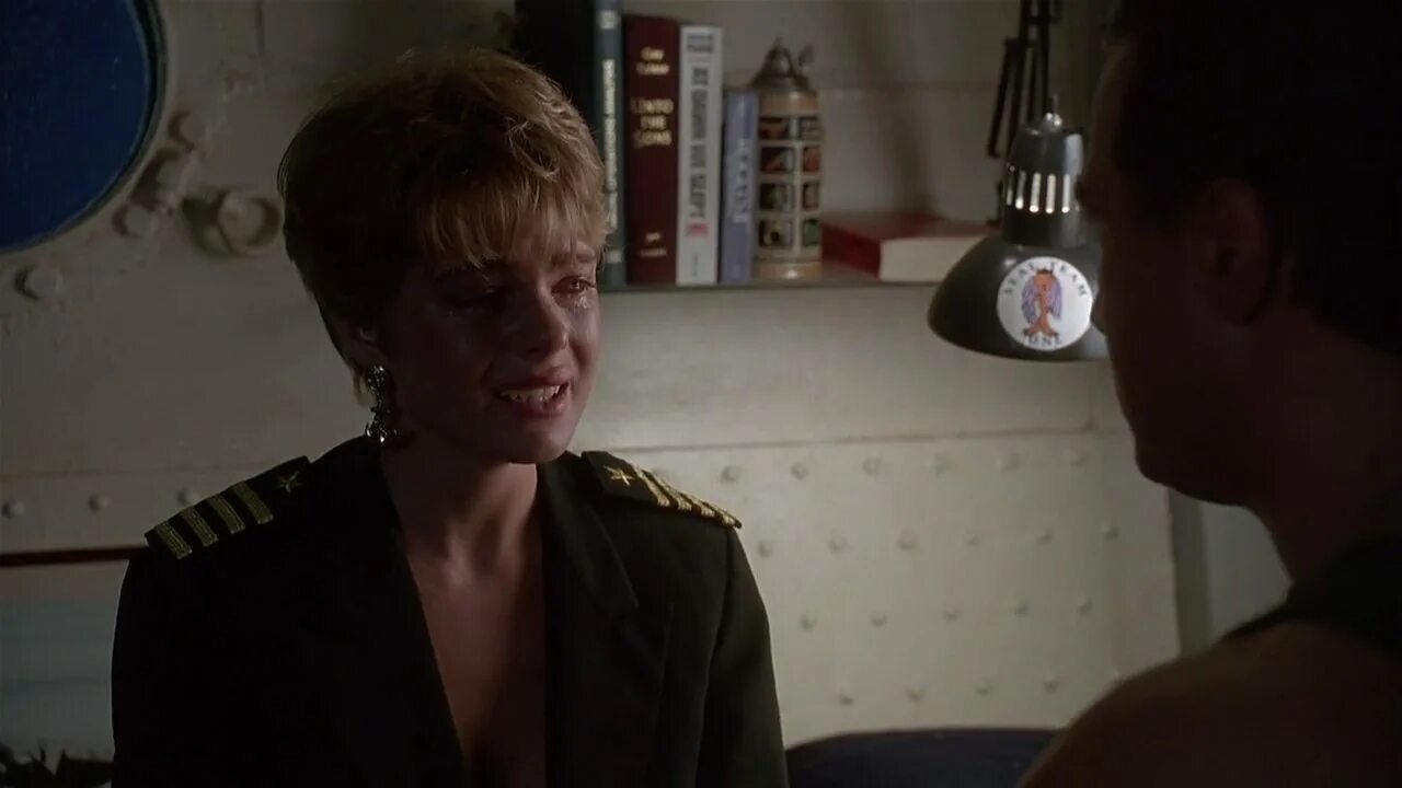 В осаде фильм 1992. Эндрю дэвис в осаде. В осаде 1 томми ли джонс. Гэри бьюзи в фильме в осаде. Божественный защитник фильм 1992.