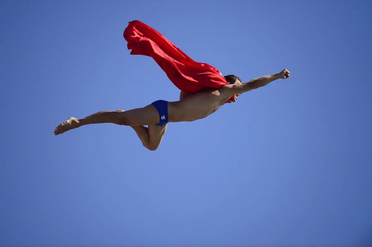 Сайт полетел. Супермен летит. Супермен в полете. Полет Супермена. Прыжок Супермена.