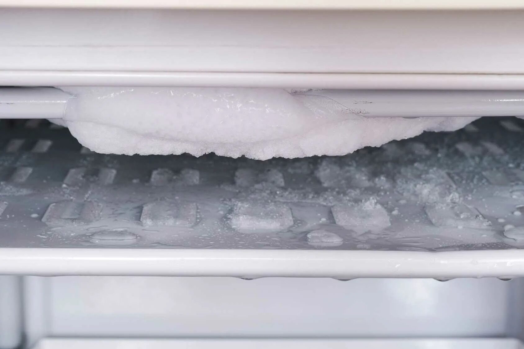 Растаял холодильник. Холодильник Индезит ноу Фрост намерзает лед. Холодильник Атлант наледь. Холодильник Атлант разморозка. Лед в морозилке.