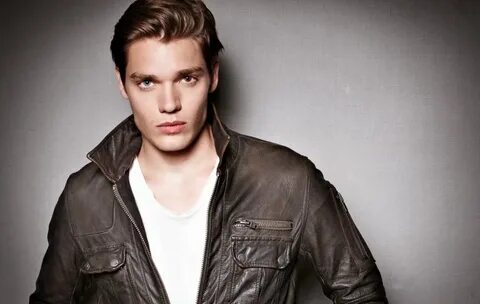 Cientos de palabras: Dominic Sherwood será Jace Wayland.