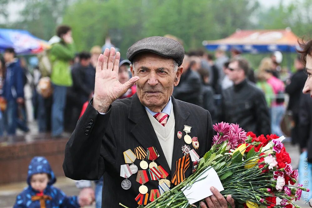 Добавка ветеранам. 9 Мая ветераны. День Победы фото. Ветераны фото 9 мая. Толпа ветеранов.