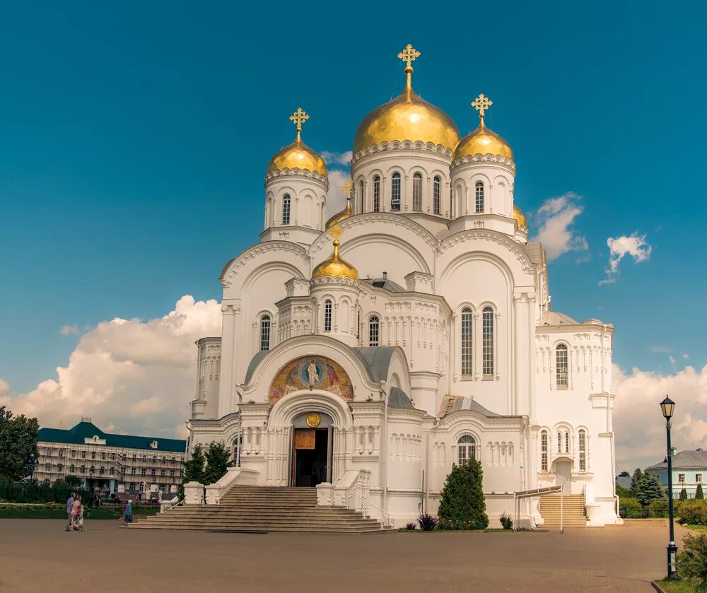 Какой храм был назван. Фиораванти успенский собор в москве. Храм василия блаженного симметрия. Серафимо-дивеевский монастырь преображенский собор. Покровский собор василий блаженный.