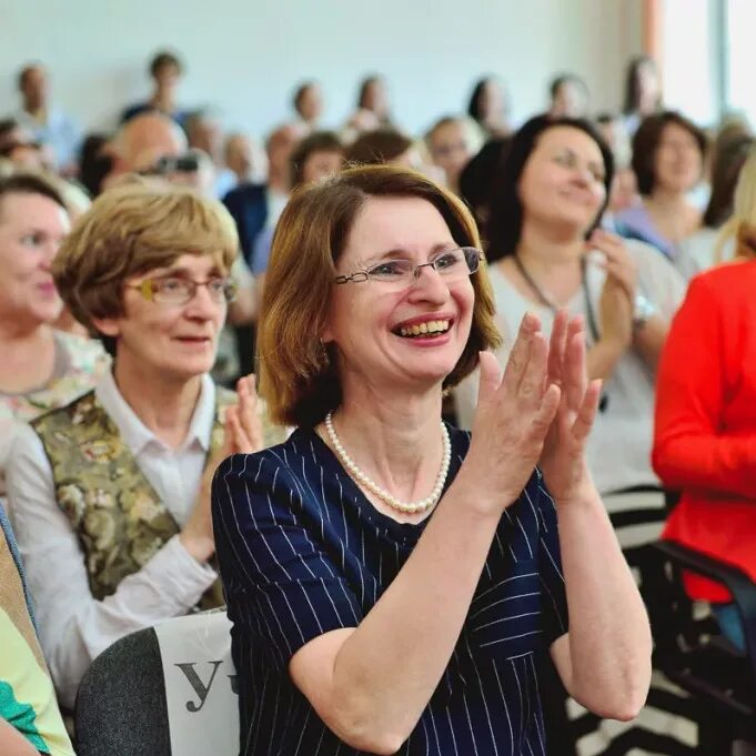 Встреча с родителями. Выпускник педагог. Учителя на выпускном. Выпускники с учителями. Встреча с преподавателем