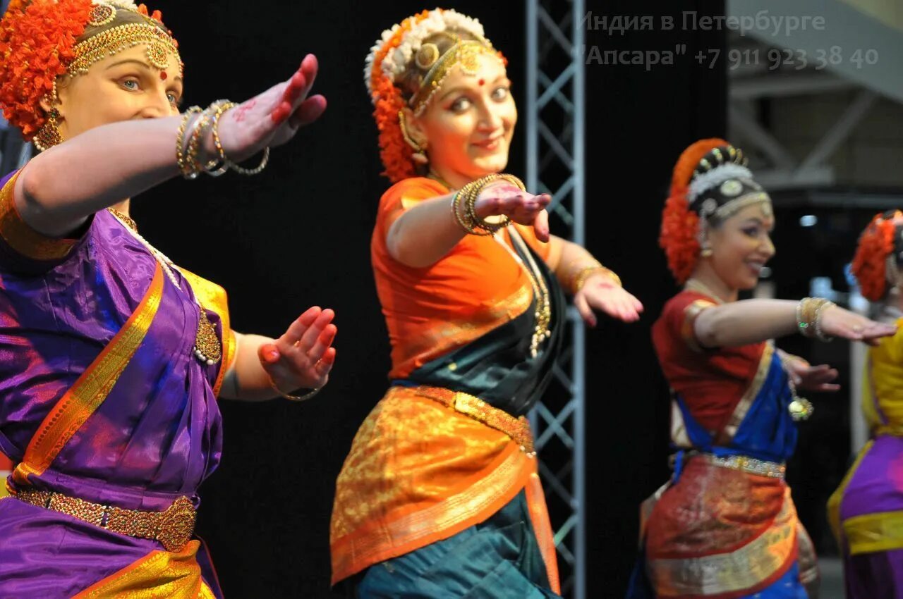 танцующие индианки на индийском шоу талантов. индия в петербурге. апсара индийские танцы спб. фестиваль петербург индия диалог культур. культура индии в спб.