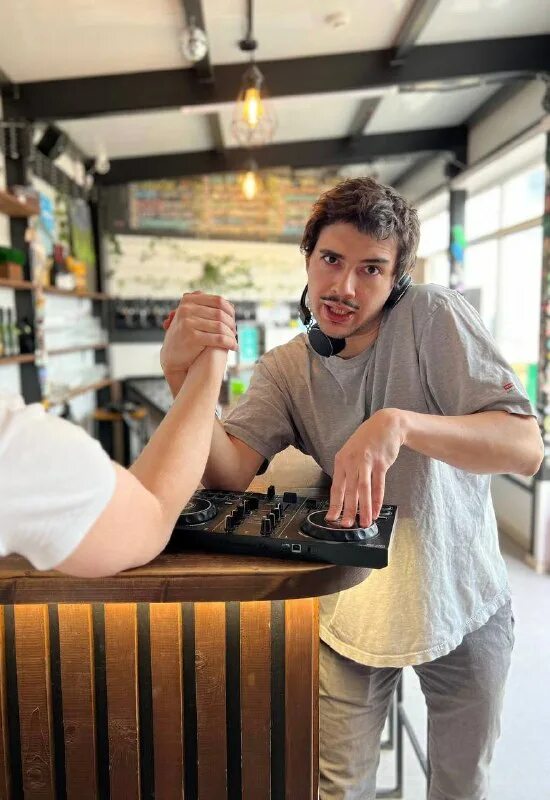 девушки диджеи в купальниках. моя сумка лежит там где играет диджей. профессия диджей. Eurodance 2022.