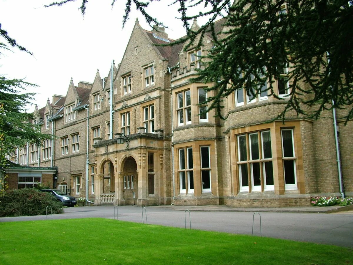 Москва английский колледж. Оксфорд школа в Англии. Oxford International College в Англии. St Hilda's College Оксфорд. Oxford школа Толкин.