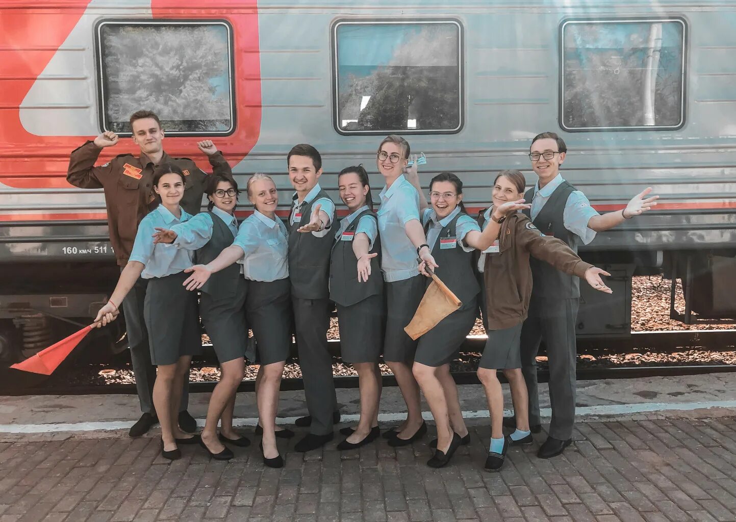 Машинист локомотива джд. Проводник локомотива. Машинист маневрового локомотива. Студенческие отряды проводников. Студенческие отряды проводников.