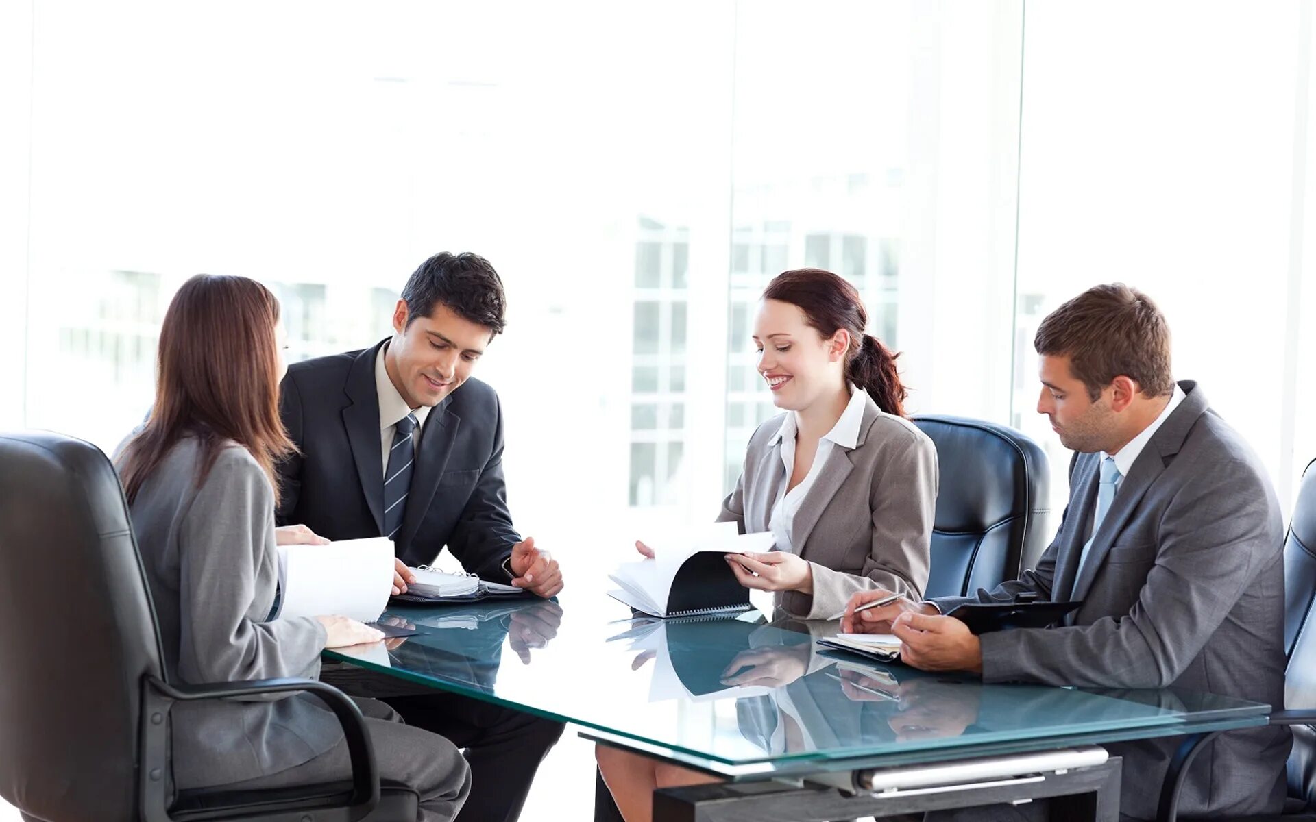 Офис с сотрудниками. Organize the meeting. Стартап малый бизнес. Выступать на совещании. Три девушки в офисе.