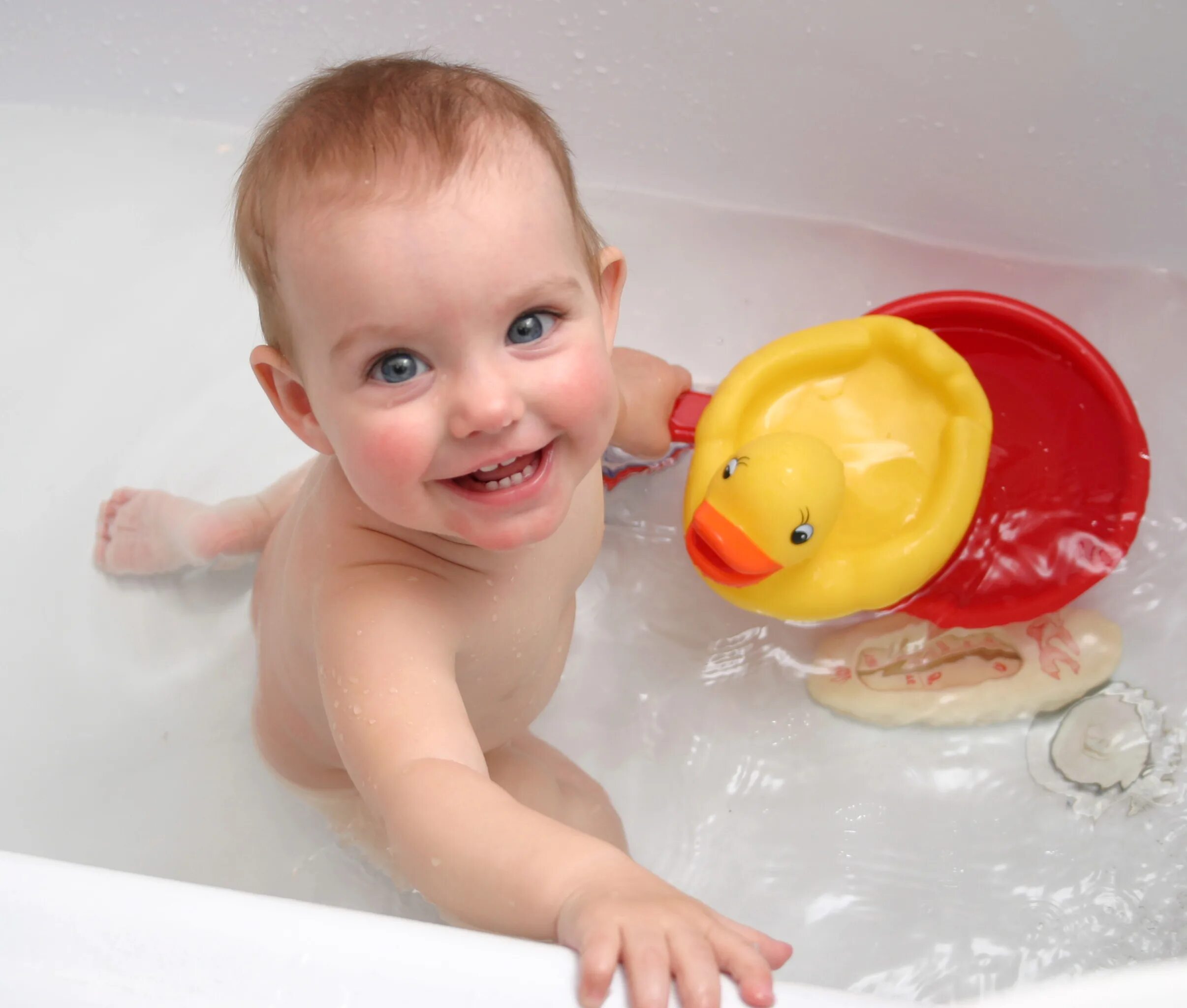 Child bath. Малыш в ванной. Купание малыша. Малыш купается в ванной. Дети купаются в ванной.