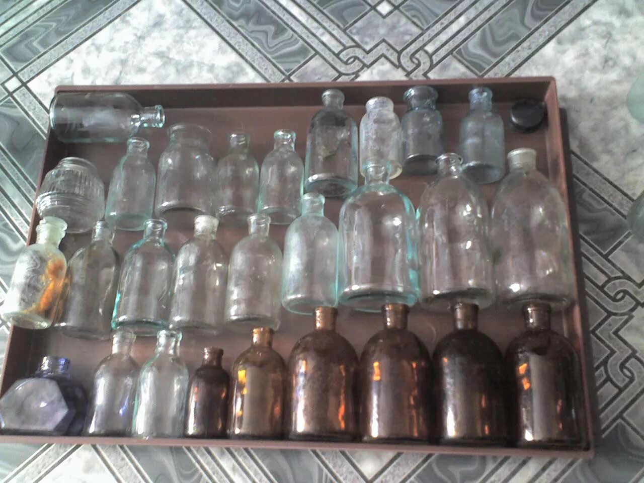 Старинные аптекарские бутылочки. Старые аптечные пузырьки. Аптечный пузырек. Старинные пузырьки и флаконы. Бутылочки аптека купить