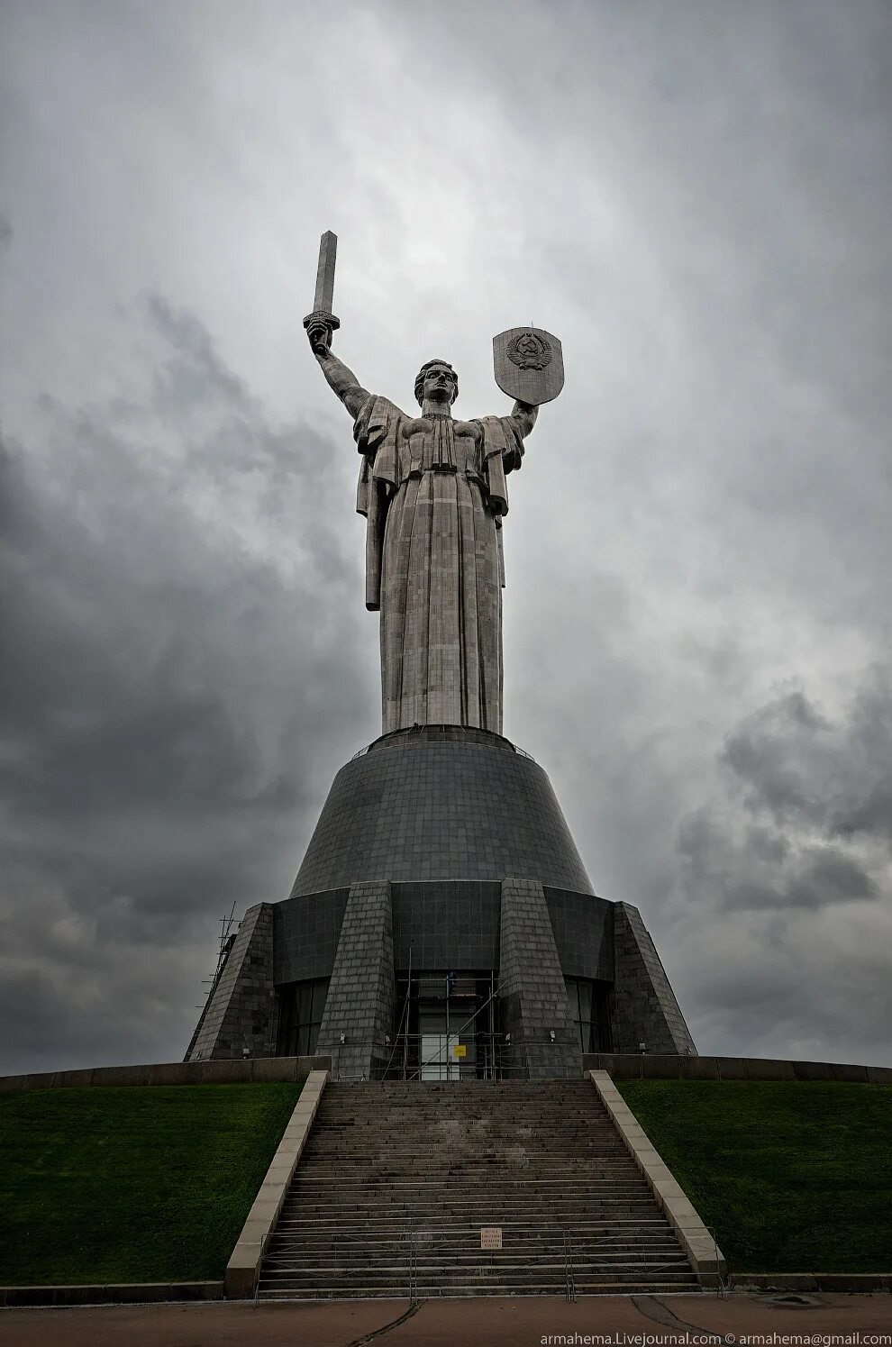 Картинки памятников великой. Мемориал в Киеве Родина мать. Национальный музей Великой Отечественной войны 1941-1945 Киев. Родина мать Киев музей Великой Отечественной войны. Белоруссия памятники Великой Отечественной войны Минск Родина-мать.