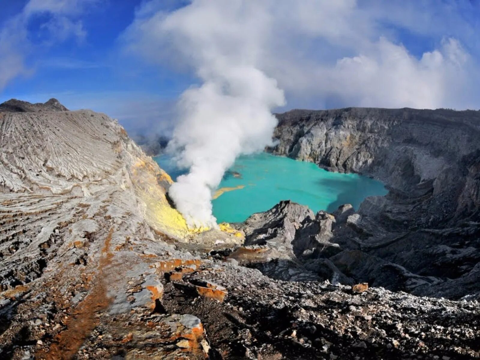 Сероводород дома. Вулкан Иджен Индонезия. Озеро Кавах Иджен Индонезия. Остров Ява кава Иджен. Вулкан Иджен кратер.