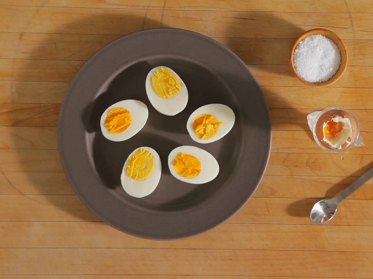 Cooked egg. Гриль яйцо встроенный Минимализм. How to Cook Eggs. Plate with boiled Eggs topview. Ways how to Cook Eggs.