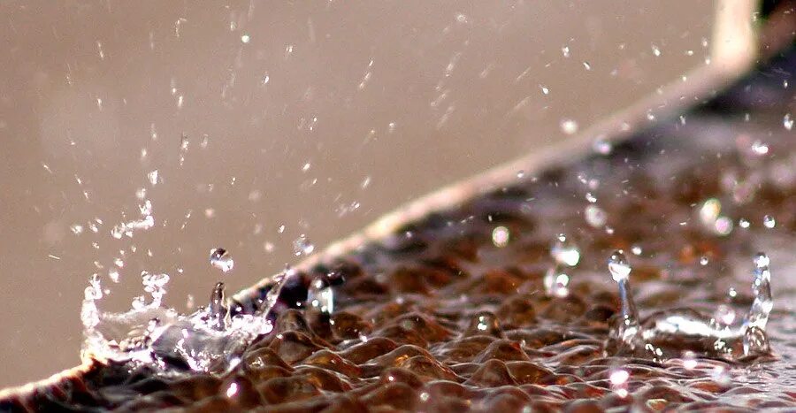 дождь. капли дождя. капли дождя падают с крыш. роса на стекле. капли дождя падают с крыш.