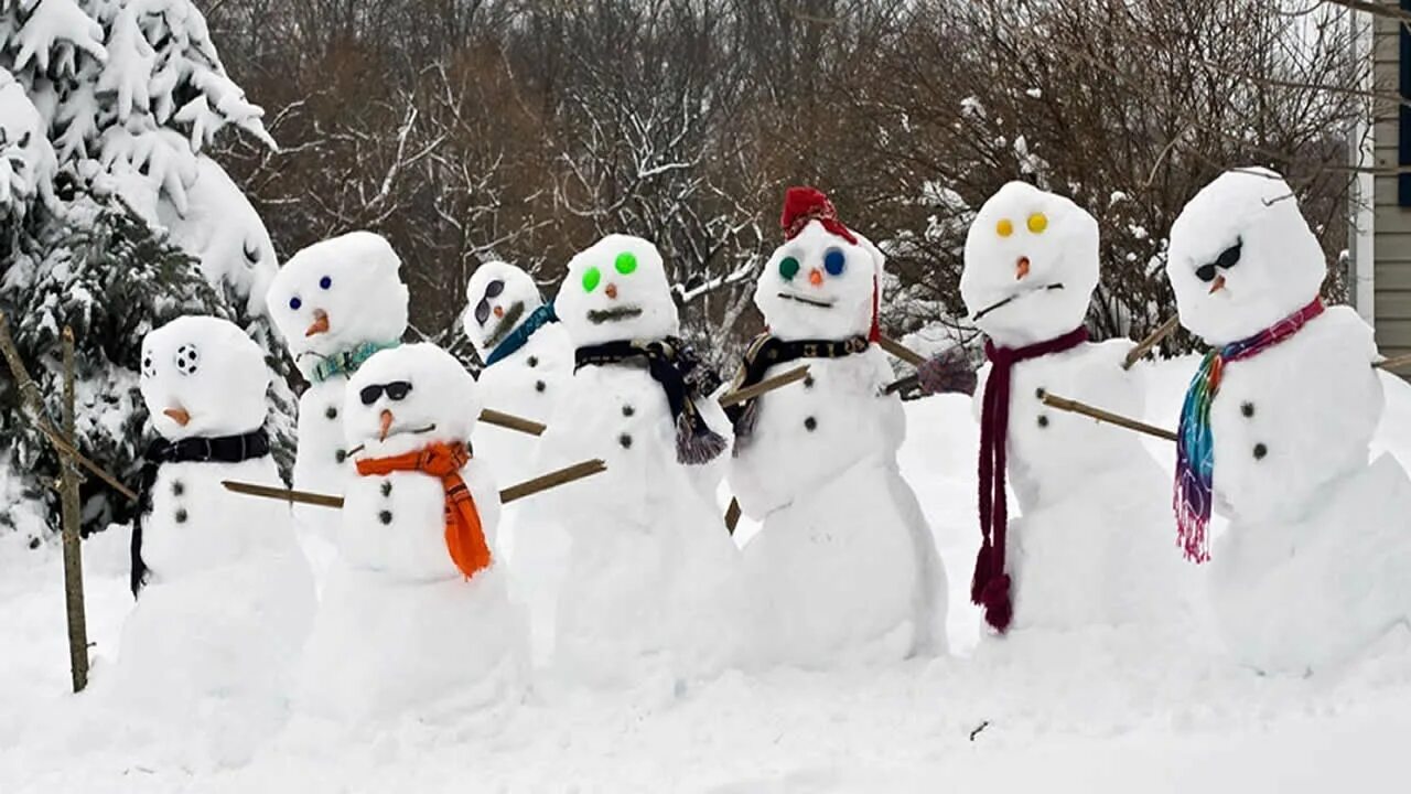 Carx street снеговики. Снеговики в ряд. Снеговики рекордсмены. Много снеговиков смешных. Смешной Снеговик на лыжах.