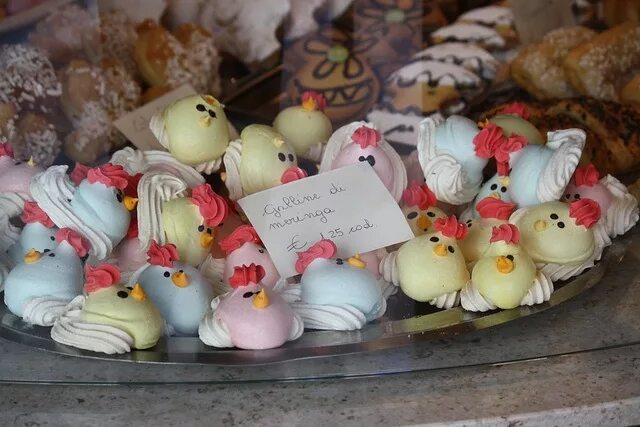 Цыплята из зефира. Фигурки из безе на пасху. украшения из меренги на пасху. безе цыплята к пасхе. фигуры из безе на пасху.